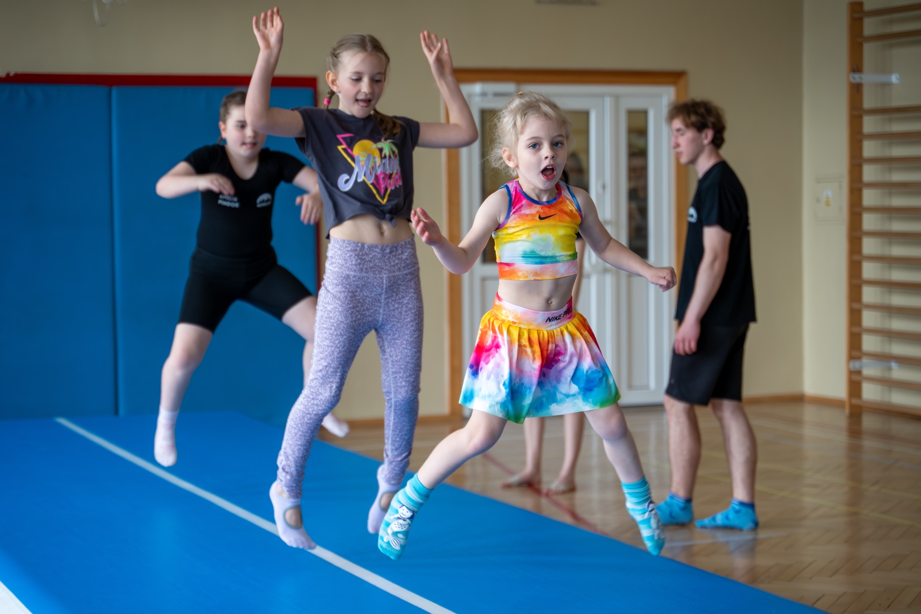 Dzieci podczas zajęć z akrobatyki Acrojoy