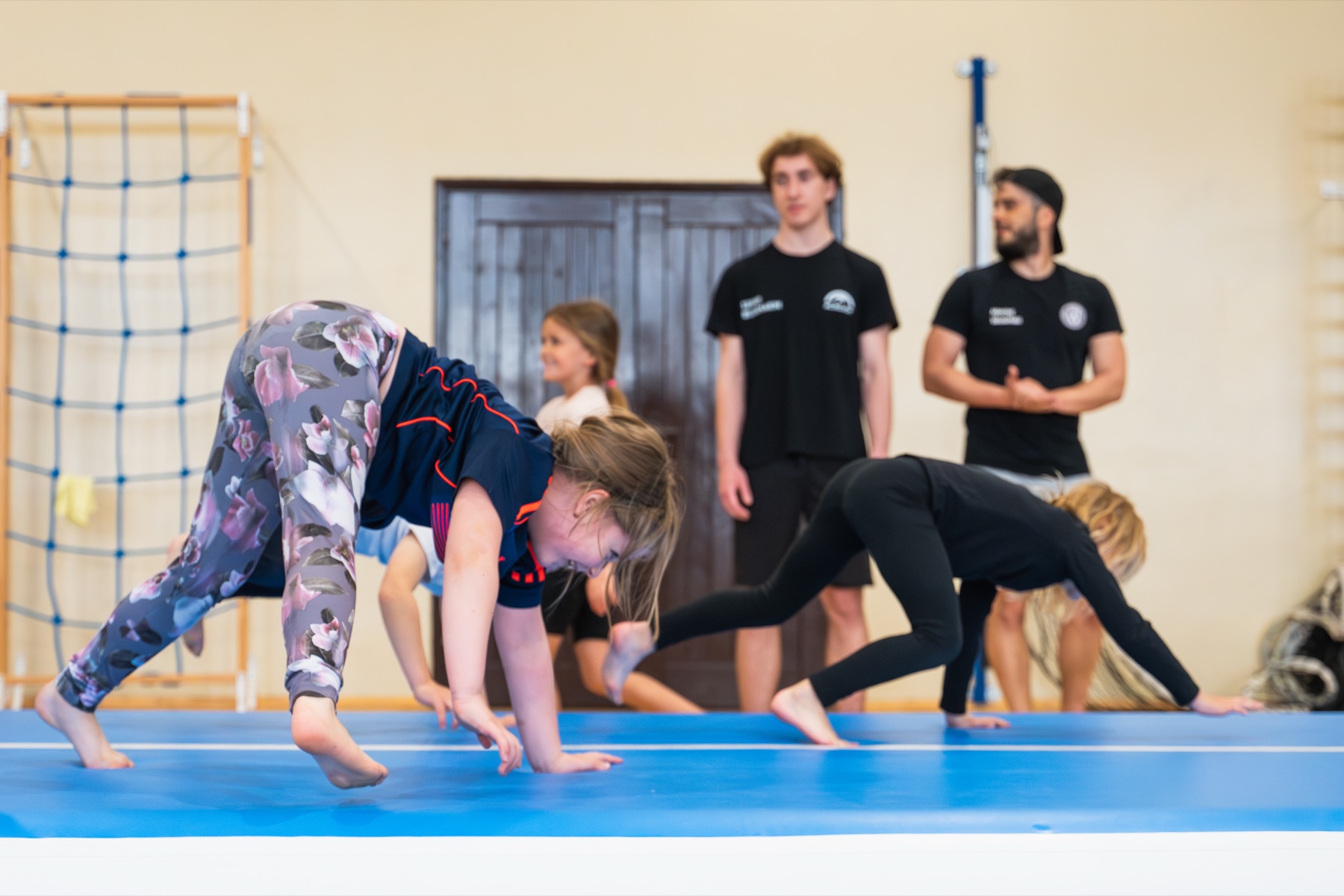 Dzieci ćwiczące podczas zajęć Acrojoy