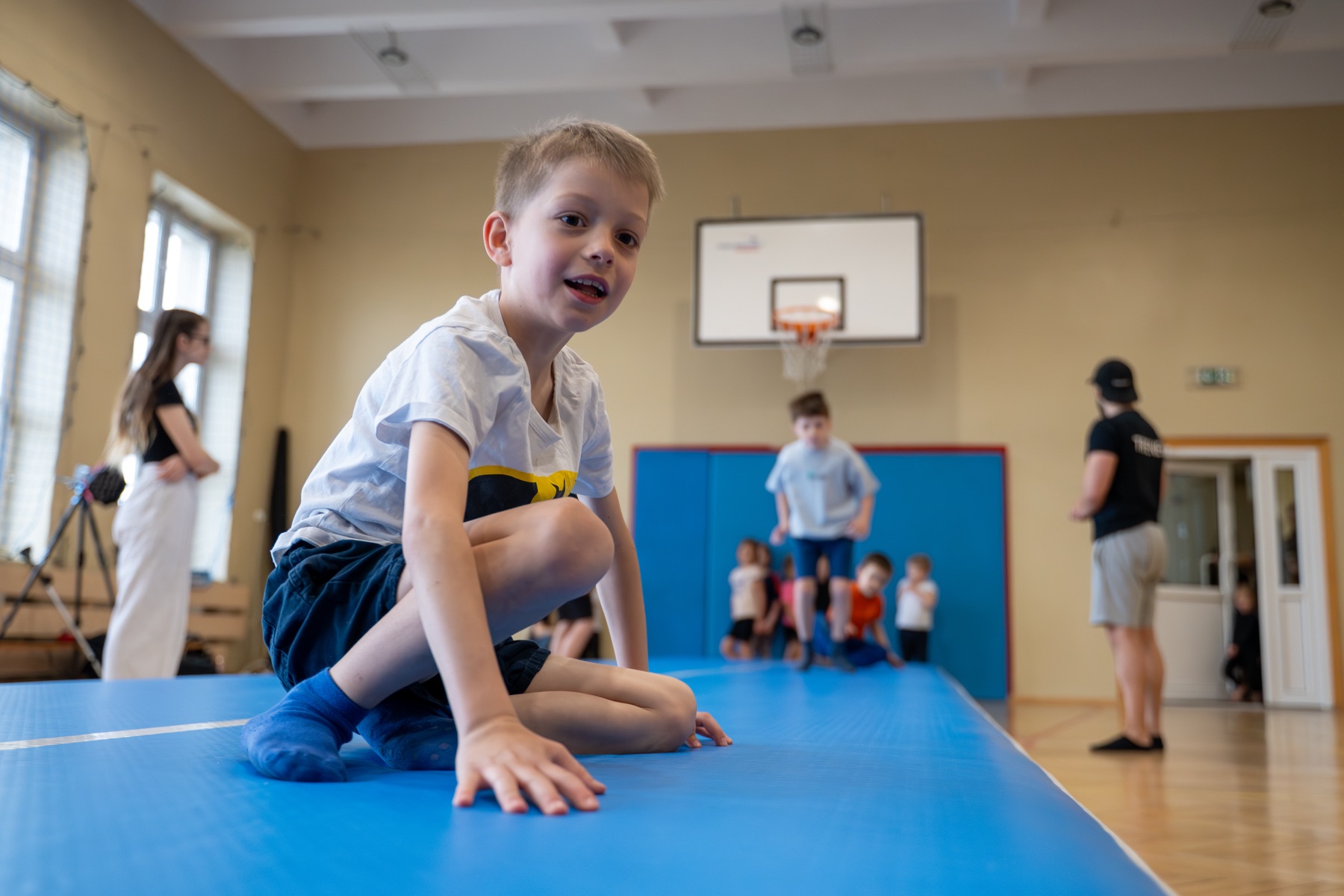 Chłopiec podczas zajęć sportowych Acrojoy